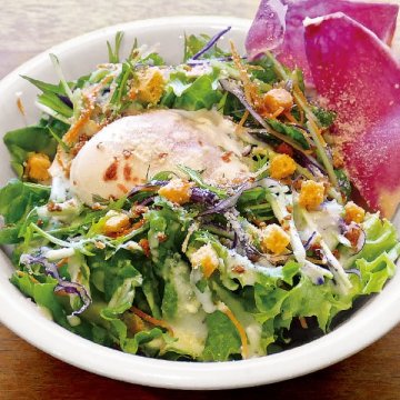 シーザーサラダ温泉卵のせ