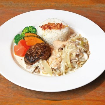 ハンバーグとチキンのクリーム煮プレート